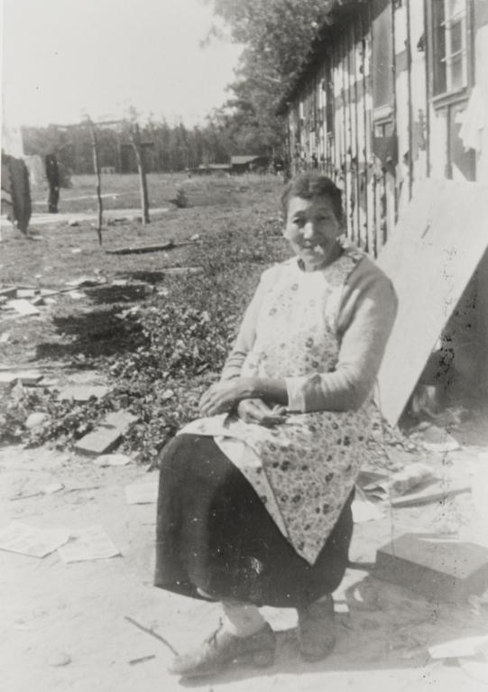 Oda Bell Hamilton, mother of Lonnie Hamilton Westbury, Airport Circle, Santa Maria : 1952.